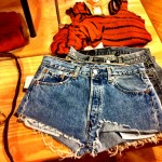 Jeansshorts und Shirt in den typischen Grunge Farben