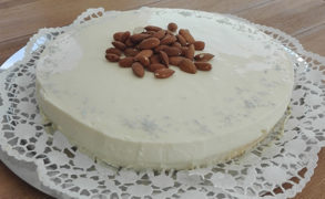 Honig-Panna-Cotta-Kuchen mit frischen Feigen