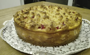 Pflaumen-Käse-Kuchen mit Marzipanstreuseln