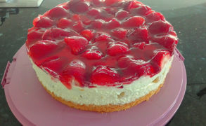 Windbeuteltorte mit Erbeeren – Backrezept