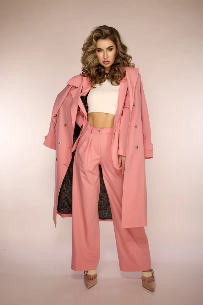 Rosé trifft Farbe – ein Look zwischen Eleganz und moderner Leichtigkeit