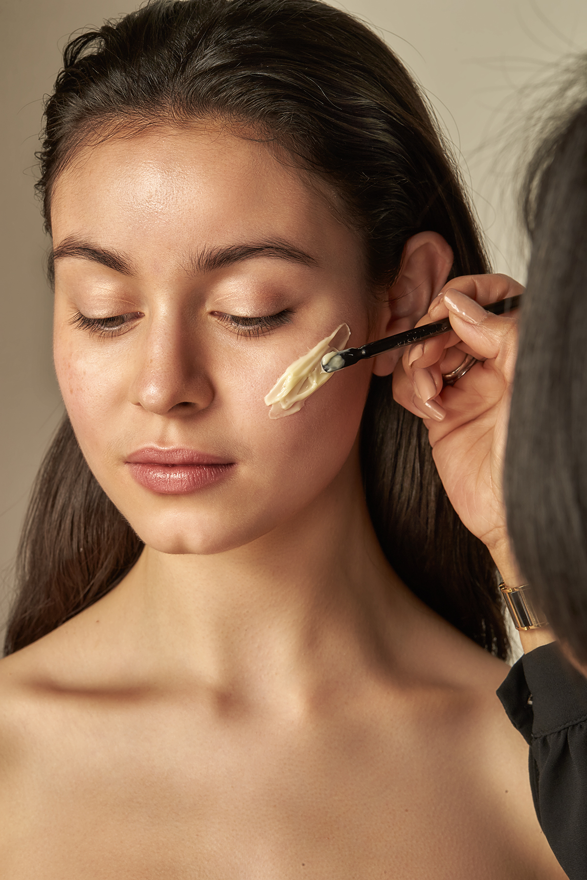 Make-up-Artist trägt bei Alice Riediker eine cremige Textur mit Pinsel auf