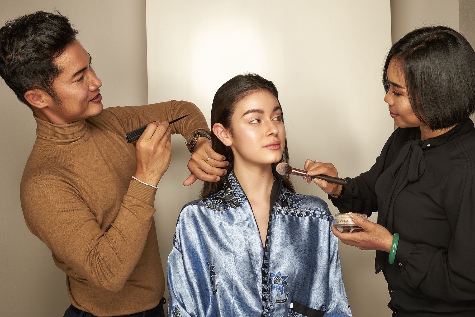 Alice Riediker während Hair- und Make-up-Vorbereitung mit dem Team